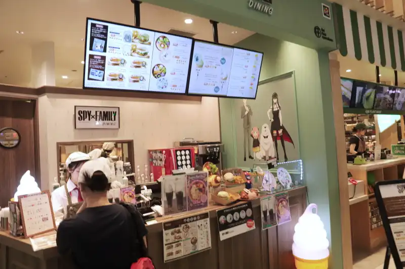 限定バッジやステッカーが付いてくる、SPY×FAMILY DINING