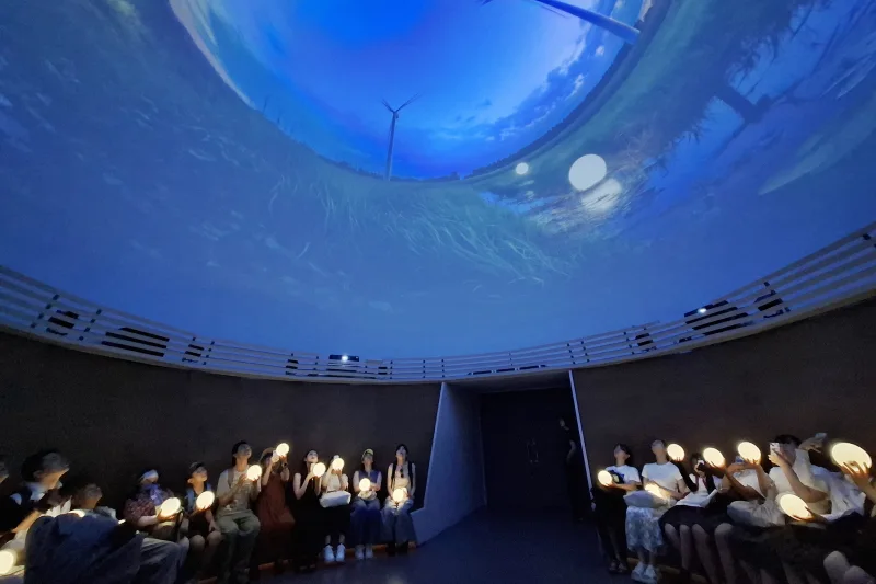 映像に合わせてみんなのオーブが光る360度の映像シアター