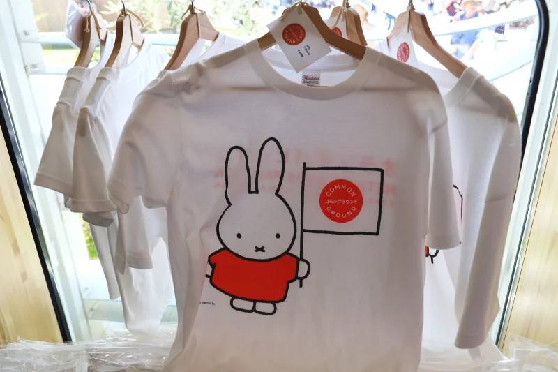 Ｔシャツやぬいぐるみなどミッフィーのオリジナルグッズも販売