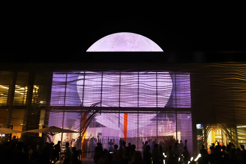 １１ｍの球体が浮かび上がる夜のオランダパビリオン