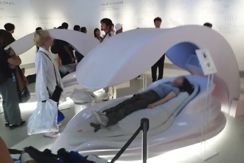 様々なセンサーを搭載したベッドで、「未来の眠り」を体験できるコーナー