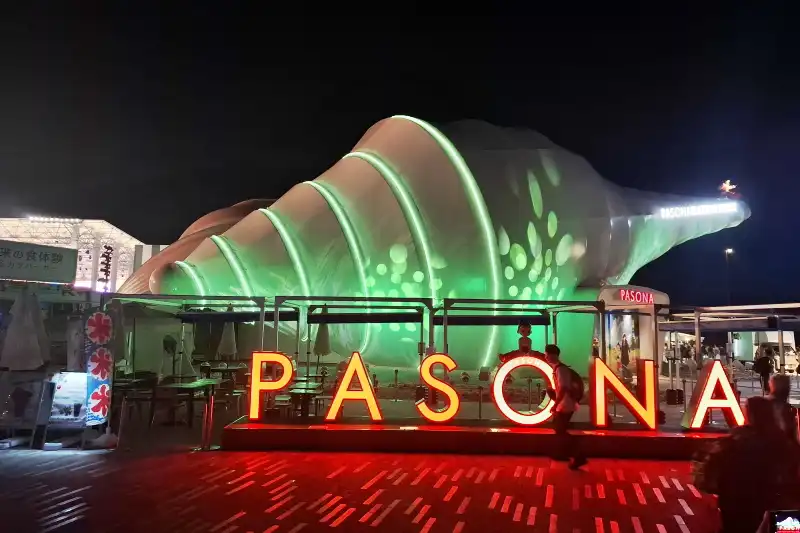様々な色に変化し、綺麗にライトアップされる夜のパソナ館