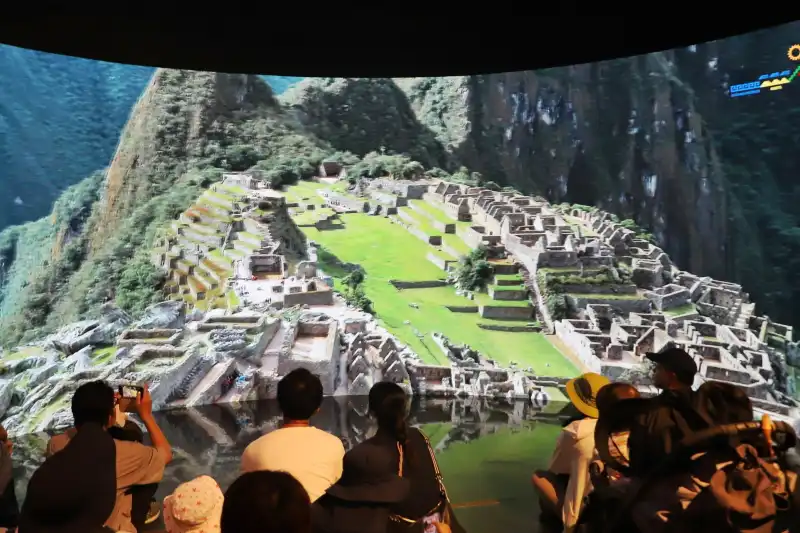 美しい映像で大画面に映し出されるマチュピチュ遺跡