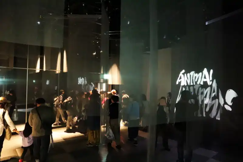 全面鏡張りの真っ暗な空間で鑑賞するANIMA!
