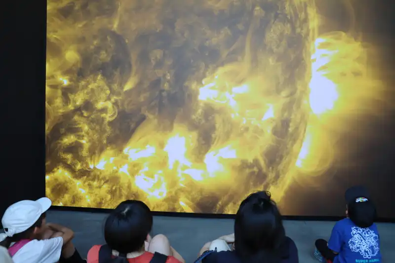 超高画質で映し出される太陽のフレアが見られる接近映像