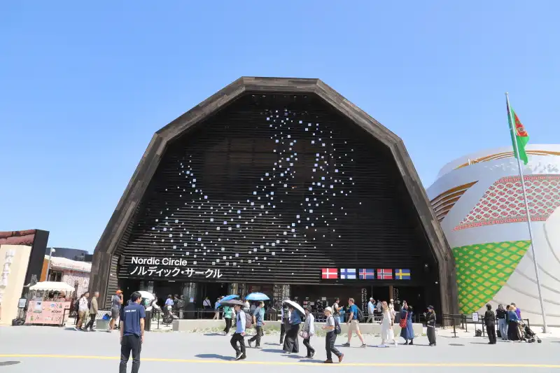 高さ17mの落ち着いた木造建築の北欧パビリオン