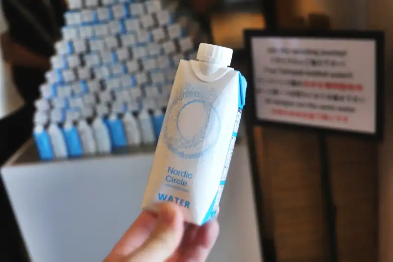 出口で無料配布しているお水パック。暑い夏にはうれしいサービス