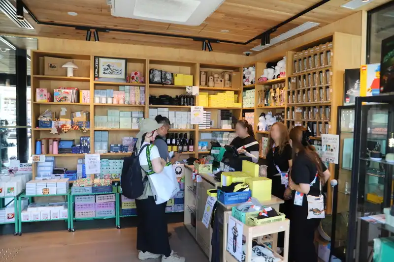 オリジナルグッズやお土産品が並ぶオフィシャルショップ