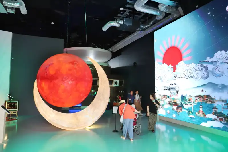 館内に入ったところにある太陽と月のオブジェ「キュン・アイ」
