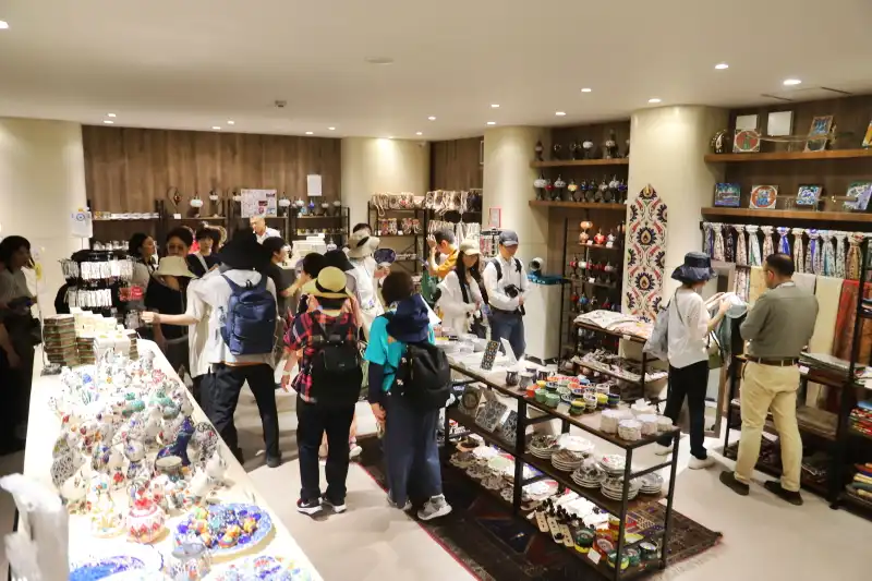 工芸品やトルコ絨毯などを販売する、おみやげショップ