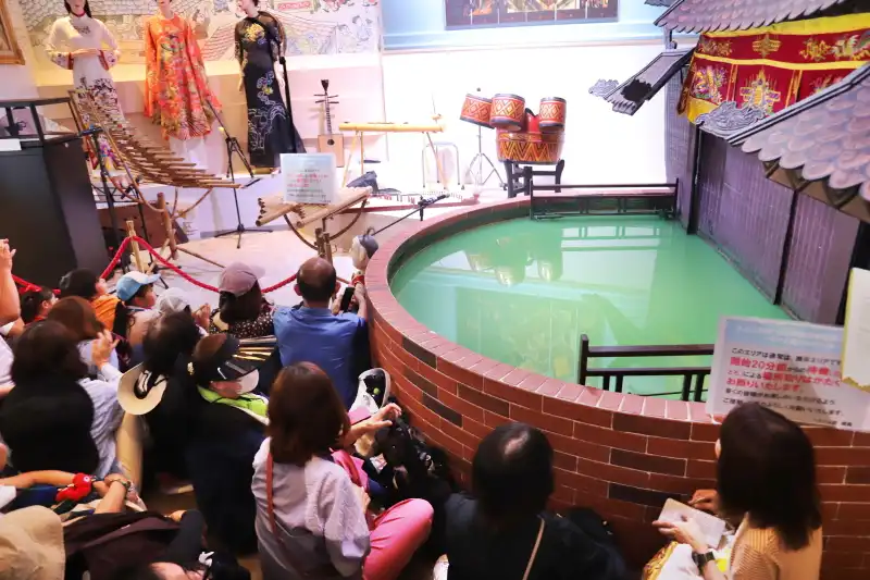水上人形劇と生演奏が行われる館内中央にあるステージ