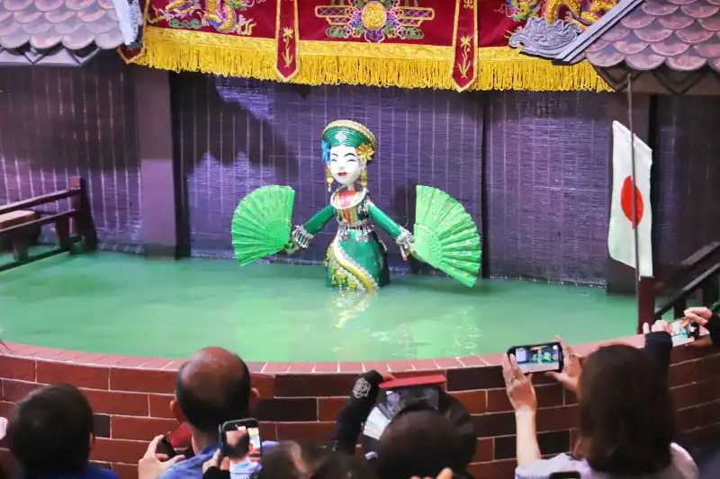 水上人形劇は水を貯めた舞台に、人形や動物が登場して踊りなどを披露
