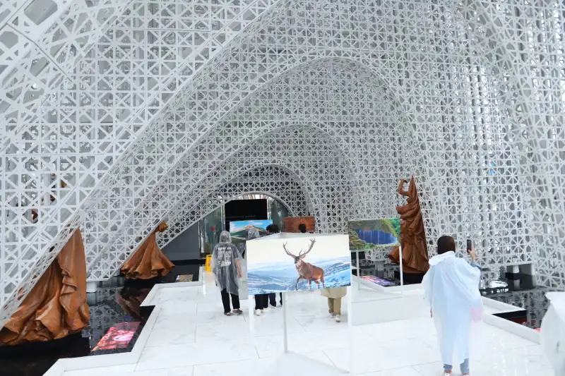 文化や伝統、革命などを現している7つのアーチ