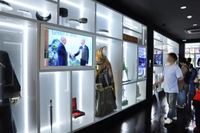 民族衣装、絨毯、楽器、宝飾品を始め、オブジェの作品なども展示