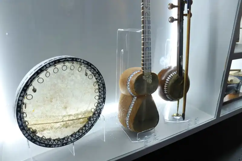 伝統楽器の展示、打楽器「ガヴァル」と弦楽器「タール」