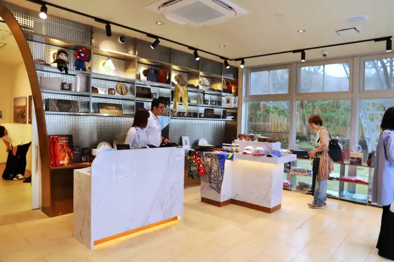 オリジナルグッズやお土産品が並ぶオフィシャルショップ