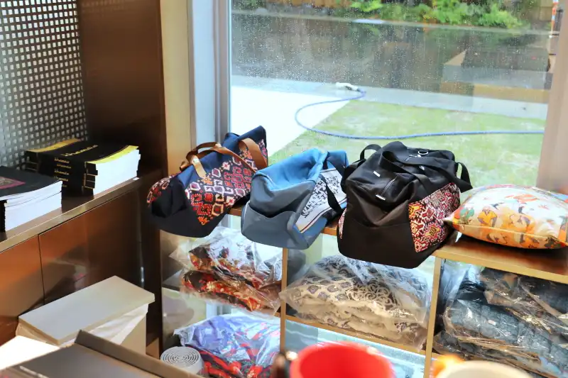 ワインや紅茶、オリーブオイル、マグカップ、エコバッグなど販売