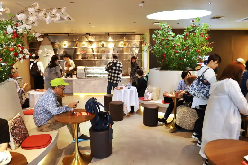 アゼルバイジャンの紅茶やスイーツのある3階カフェ