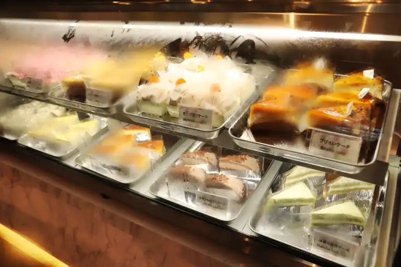台湾カステラや日本のケーキが並ぶカフェのショーケース