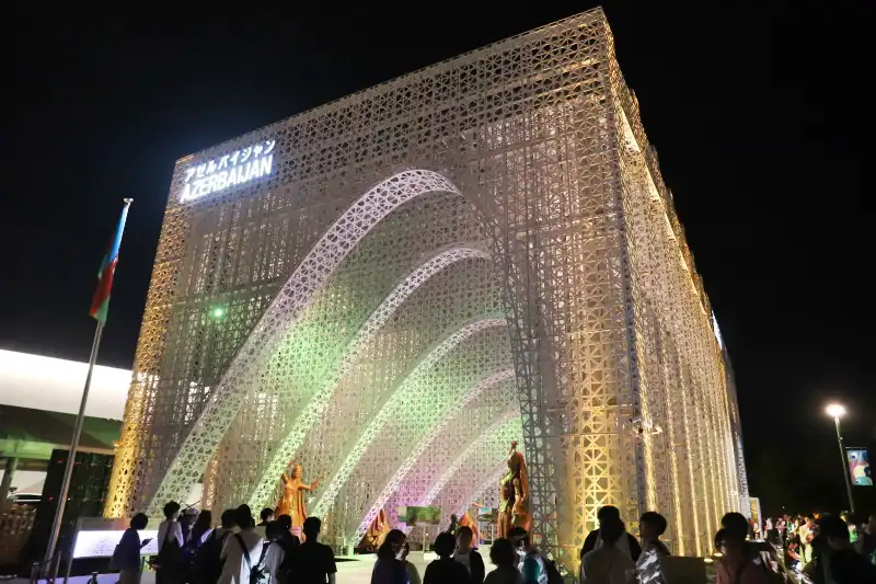 美しくライトアップされる夜のアゼルバイジャンパビリオン
