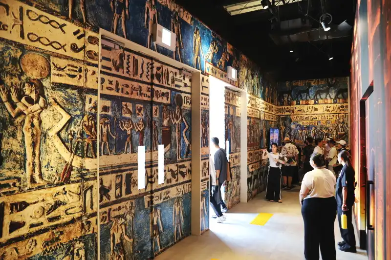 古代文明の雰囲気が漂っている館内エントランス