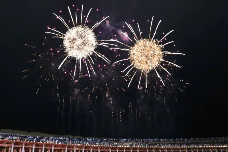 最終日に向けて毎日開催された花火大会