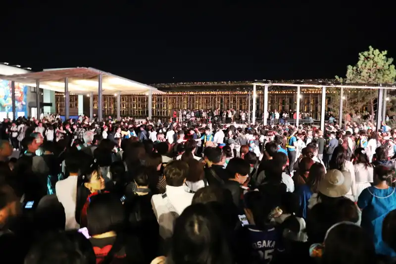 万博最終日となった10/13、花火が上がる前のウォータープラザ周辺