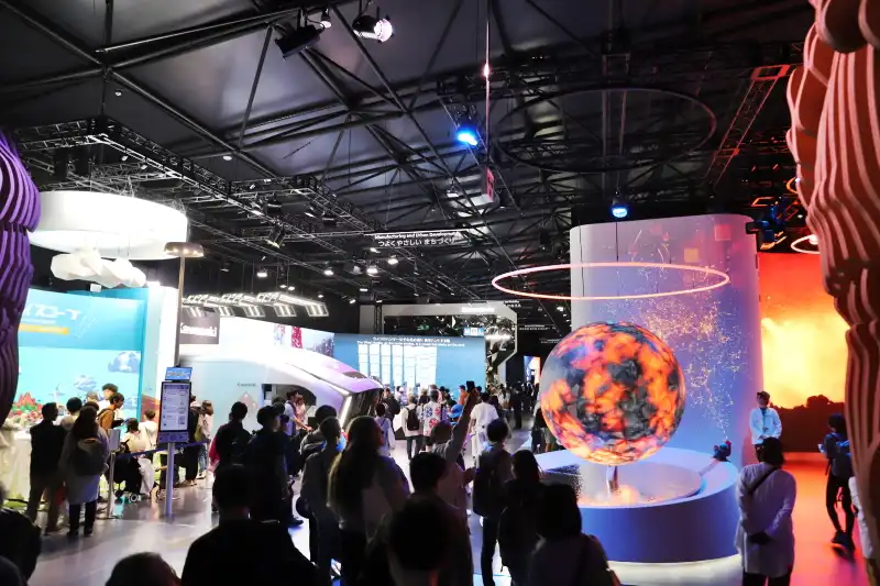 館内は大変、広く、様々な展示や映像が一度に見学可能