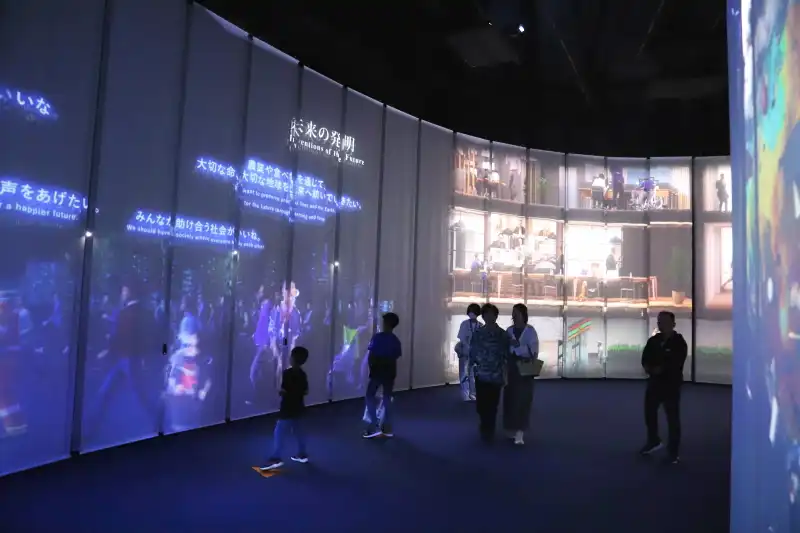 人類の誕生から現代までを紹介する映像の回廊エリア