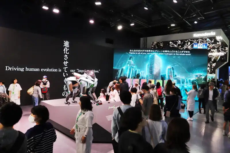 動物のような4足歩行を展示する川崎重工業ブース