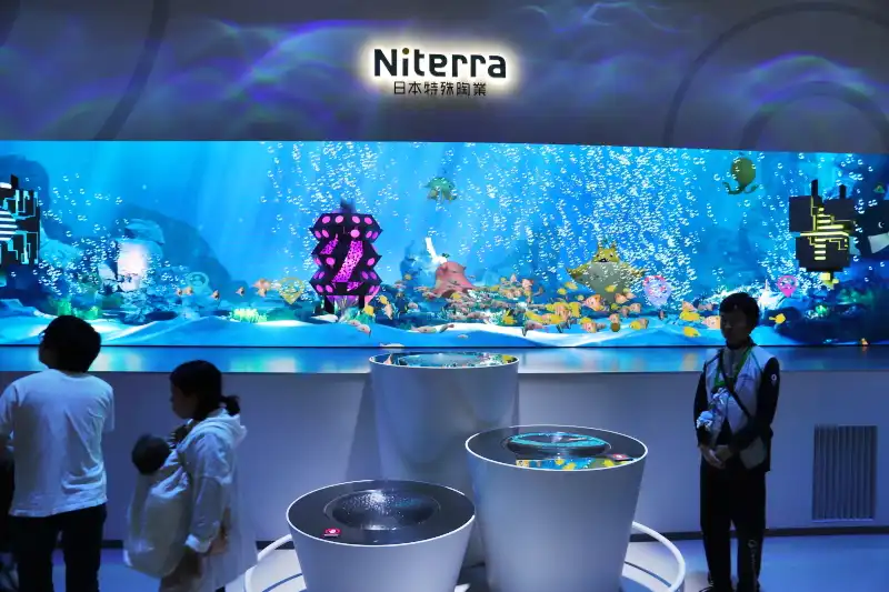 水と空気の循環をテーマに映像展示する日本特殊陶業ブース