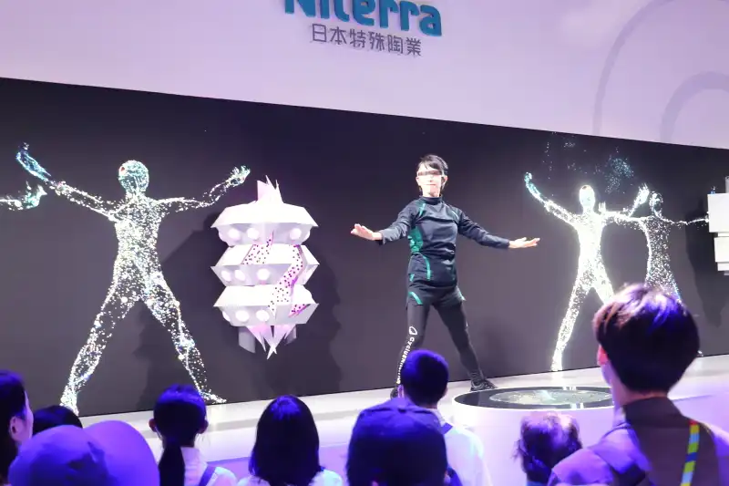 後ろの映像と一体になったダンサーの人気パフォーマンス