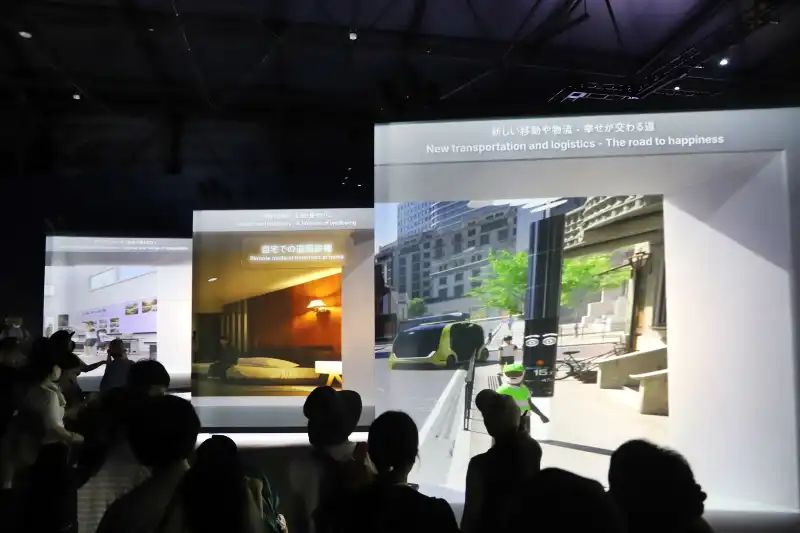 未来の生活をバーチャル体験できるキューブ型の映像シアター