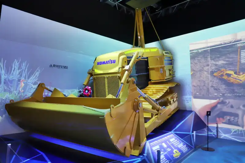 7mの水中で工事が行えるコマツが展示する実証ブルドーザー