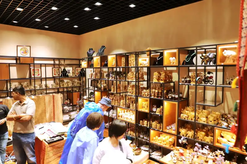 彫刻アートやアクセサリーを販売する、おみやげショップ