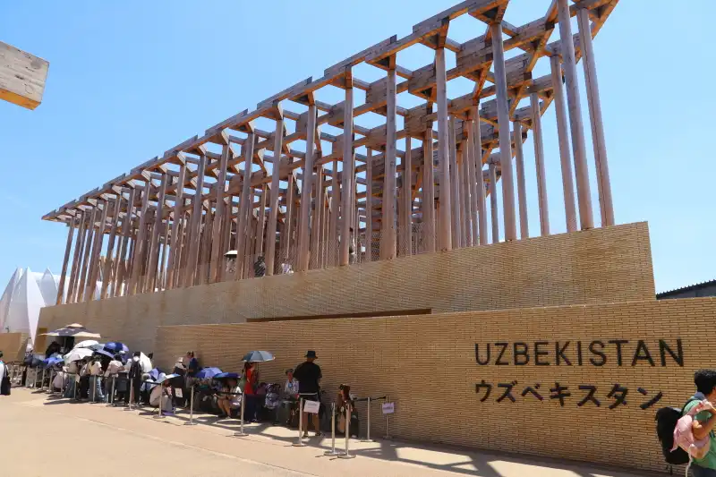 屋上に木柱が多数立てられているウズベキスタンパビリオン