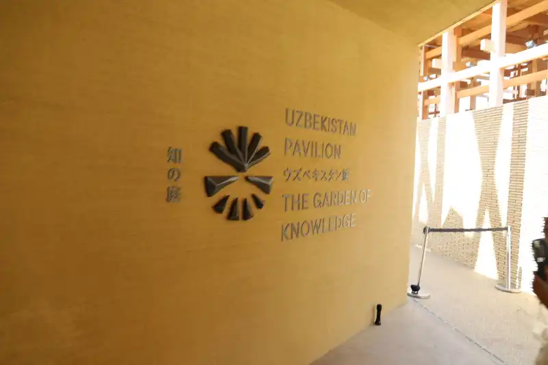 淡路島の土を使って、日本の職人さんが仕上げた土壁