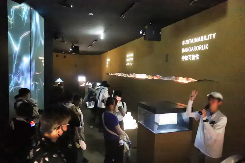 ライトが落とされた展示室ではエネルギー政策や国の取り組みを紹介