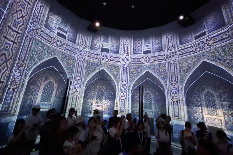 サマルカンドの街を中心に紹介する360度の映像シアター
