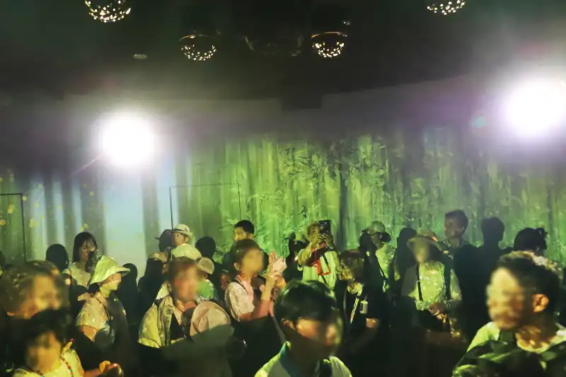 モスクをイメージしたCGや風力発電など没入感のある美しい映像