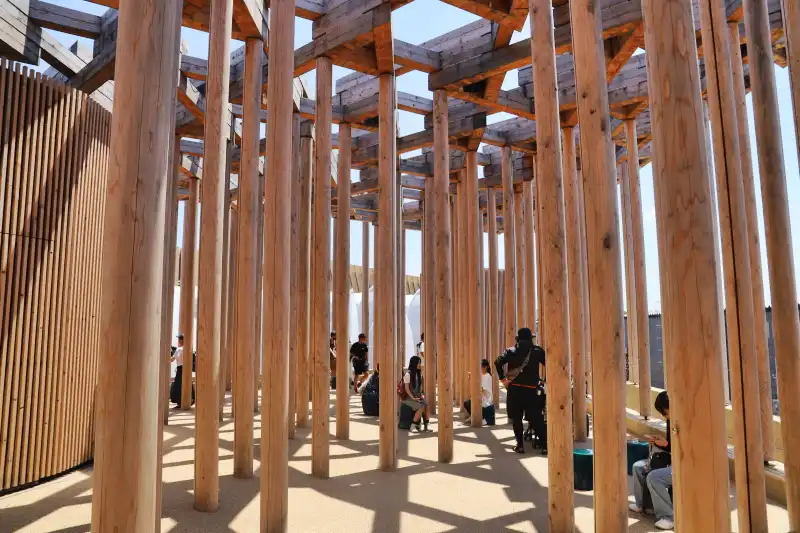 映像シアターが終わり外に出ると神殿のような木柱の立つ屋上