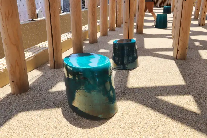 サマルカンドブルーと呼ばれる美しい青色を取り入れた椅子