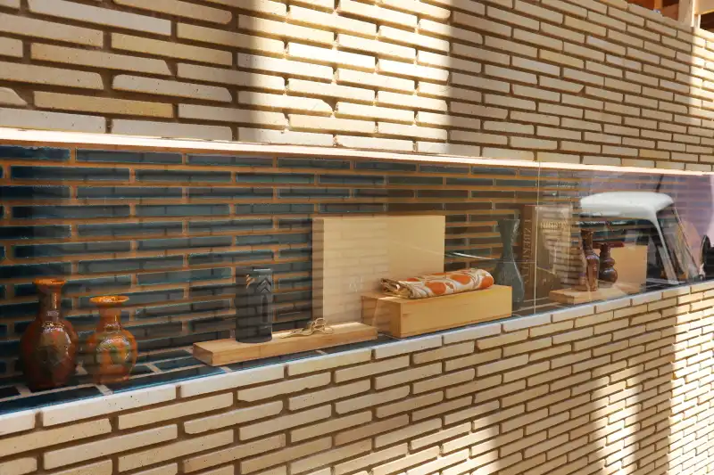 ウズベキスタンの美術品が並ぶ展示コーナー