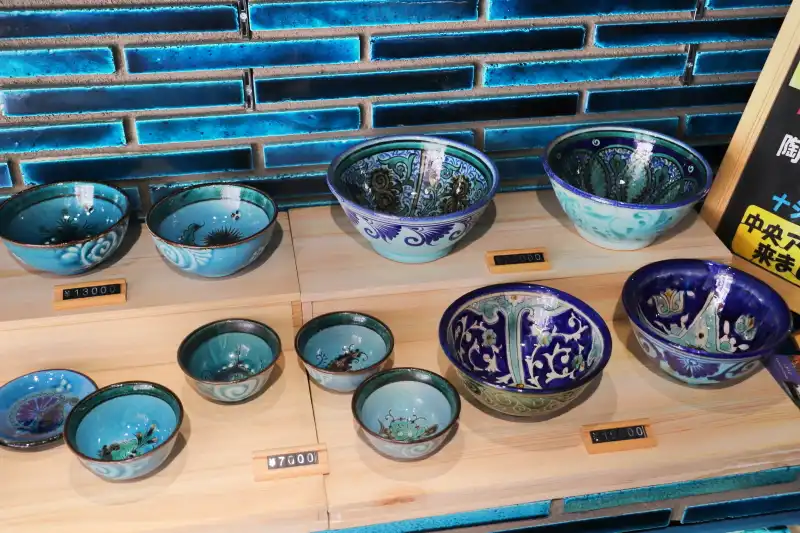 陶磁器職人が自国で造った絵皿やアクセサリーを販売