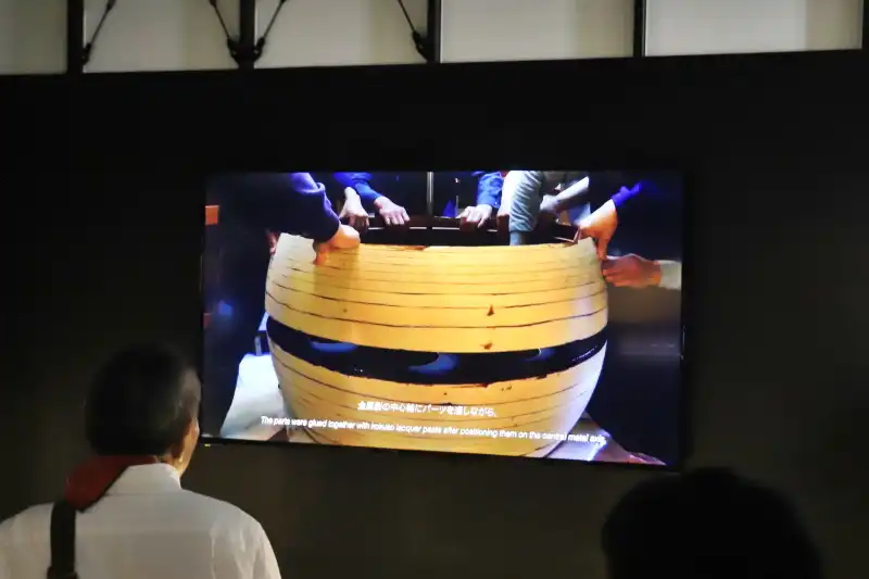 展示されている地球儀を解説する製作過程の映像コーナー