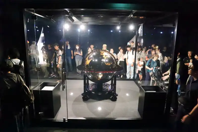 薄暗い部屋でライトに照らされる、輪島塗大型地球儀