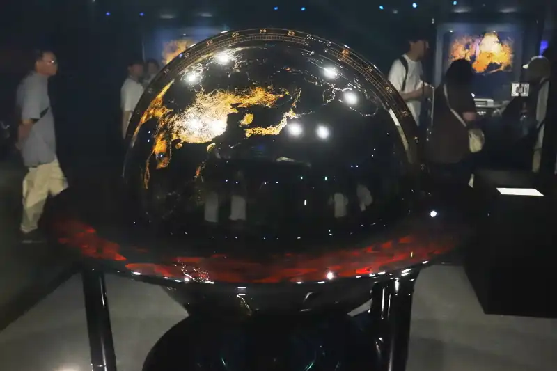 直径１ｍ、重さ２１５ｋｇ、光沢のある漆黒が特徴の地球儀