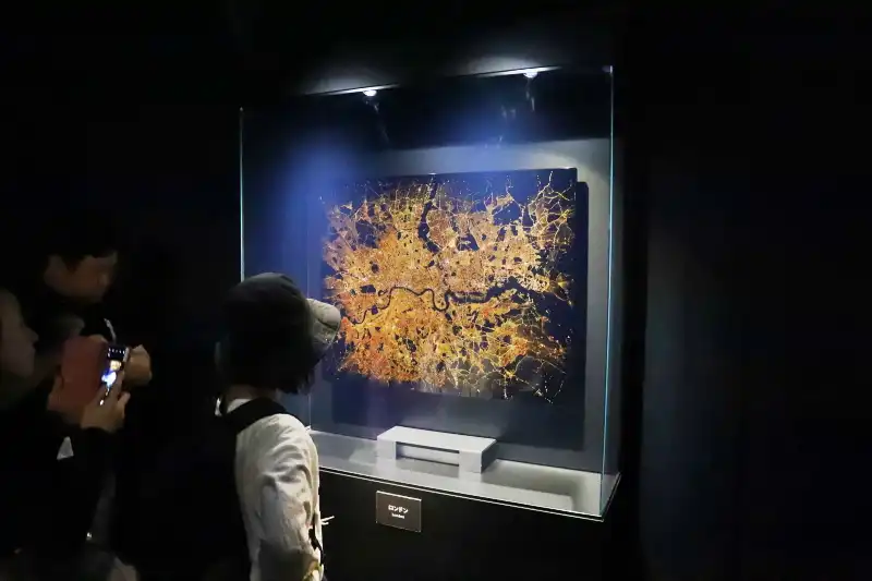 ロンドンやニューヨークなど壁に展示される大都市の街並み