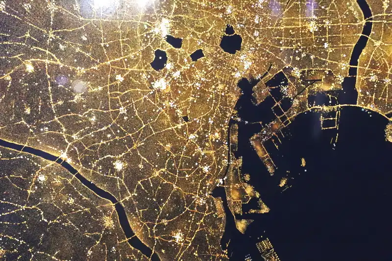 漆黒と沈金で表現されている繊細な金色が美しい東京の街並み