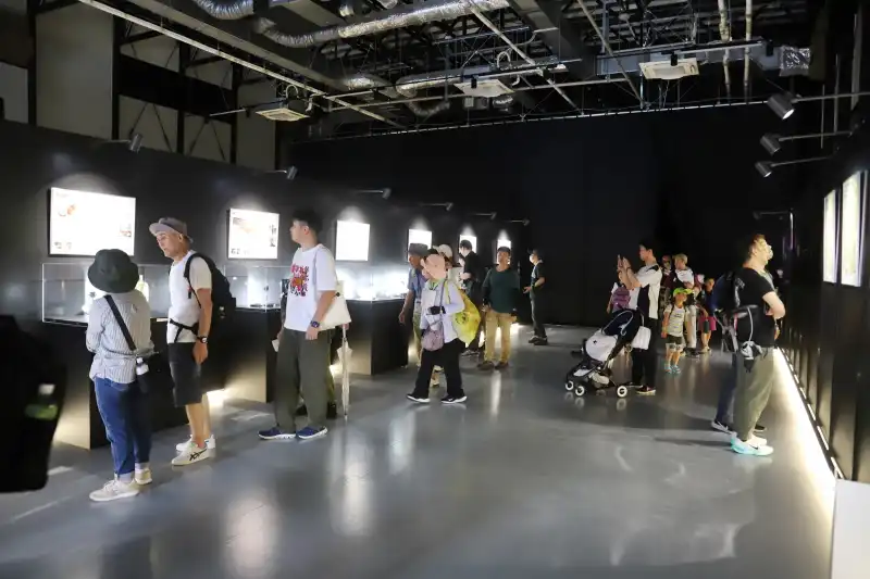 全国の伝統工芸品を紹介する展示ブース